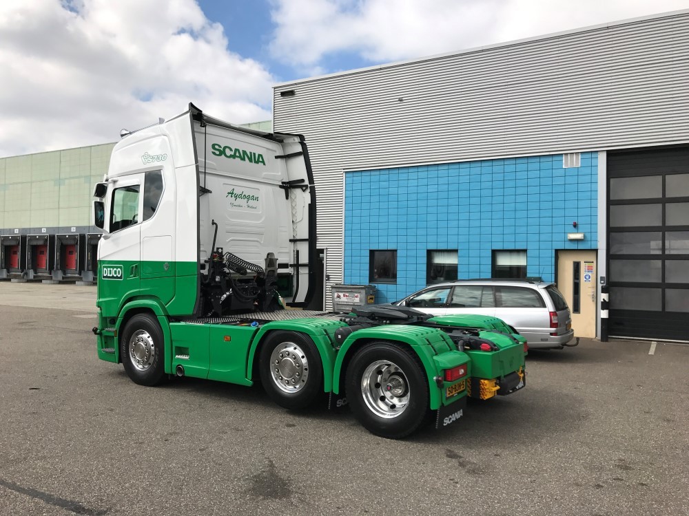 Scania S730 6x2 Highline met 3-as wide spread koeloplegger3