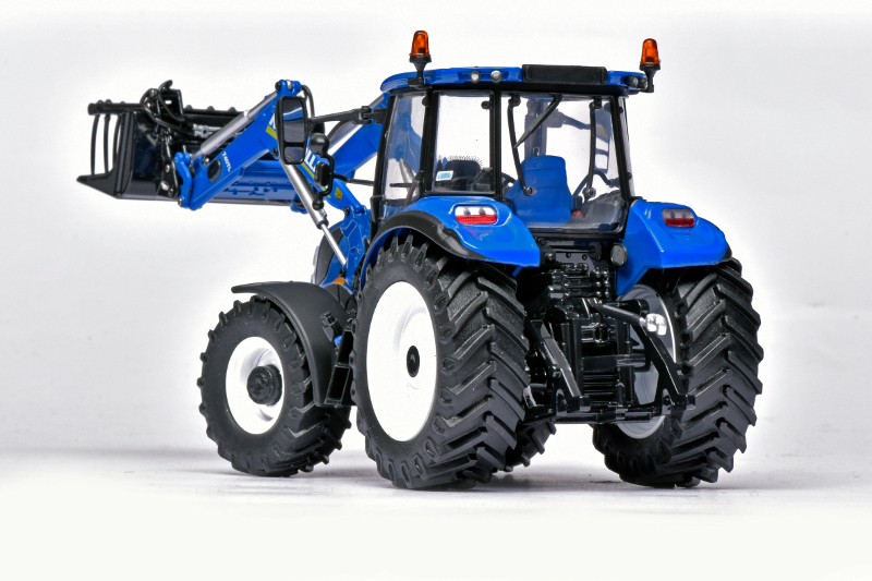 132 Universal Hobbies NewHolland T5_120 + 740TL voorlader achter