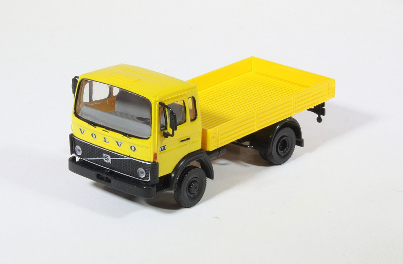 187 Brekina Club van vier Volvo