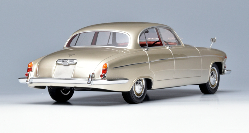 118 BoS Jaguar 420G Mk X achter