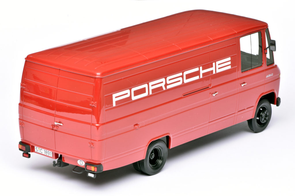 118 Premium ClassiXXs Mercedes-Benz L408 bestel Porsche achter