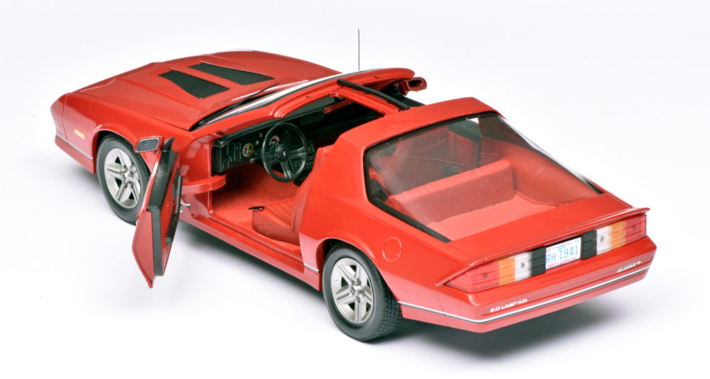 118 SunStar Chevrolet Camaro IROC-Z (1985) achter