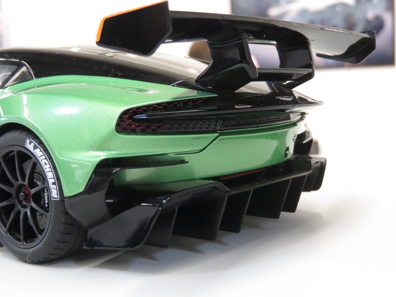 aston vulcan autoart IMG_0080