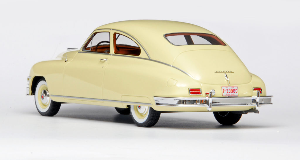 118 BoS Packard DeLuxe Club Sedan 2-door (1949) achter