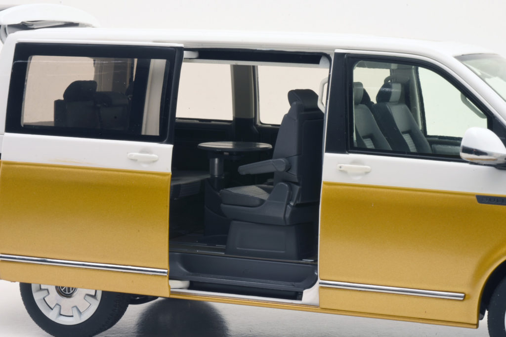 118 NZG Volkswagen T6 Multivan interieur