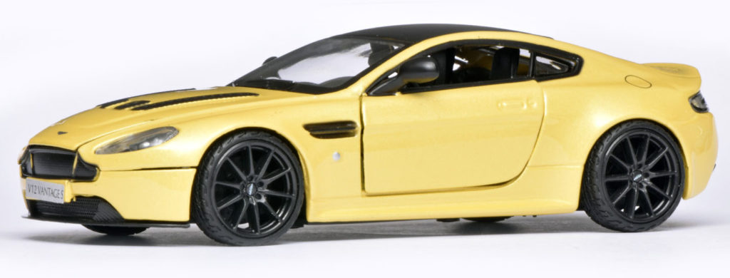 124 MotorMax Aston Martin V12 Vantage