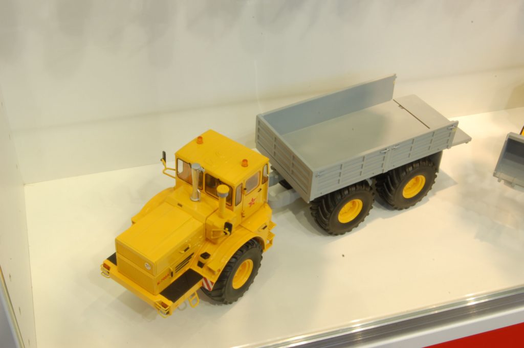 132 Schuco Kirovets K-700 T