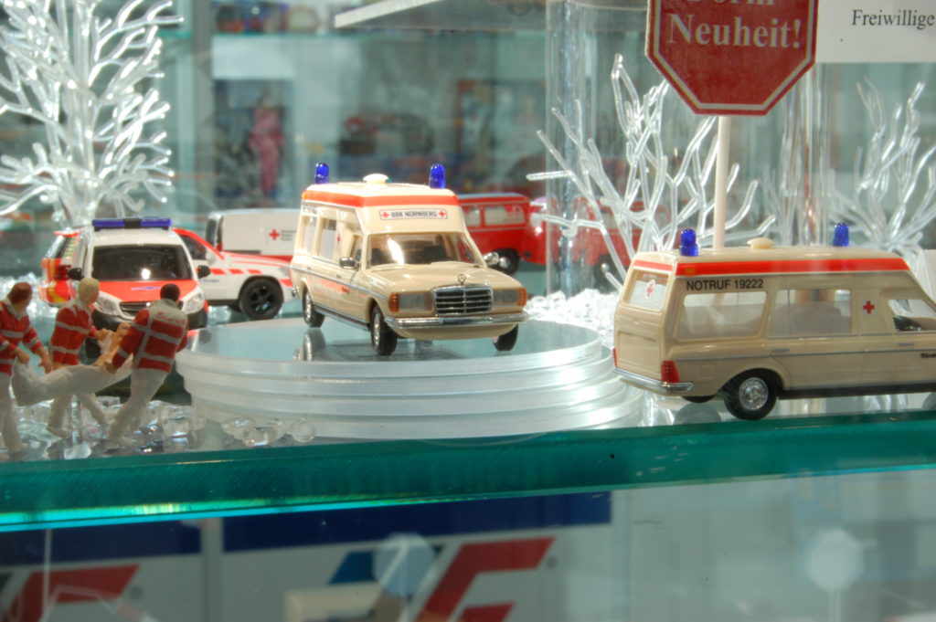 187 Busch Mercedes-Benz W123 ambulance