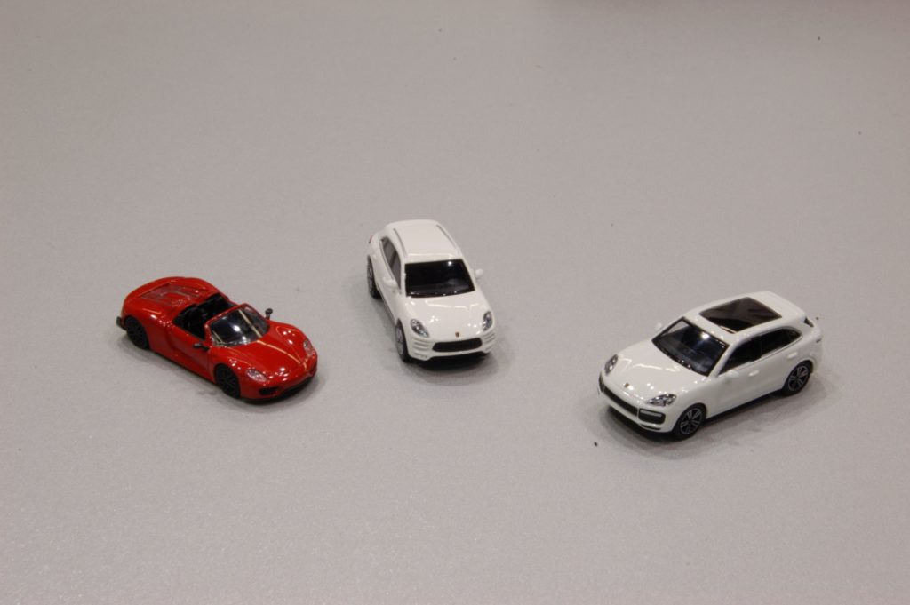 187 Minichamps Porsche Carrera GT, Cayenne an Macan