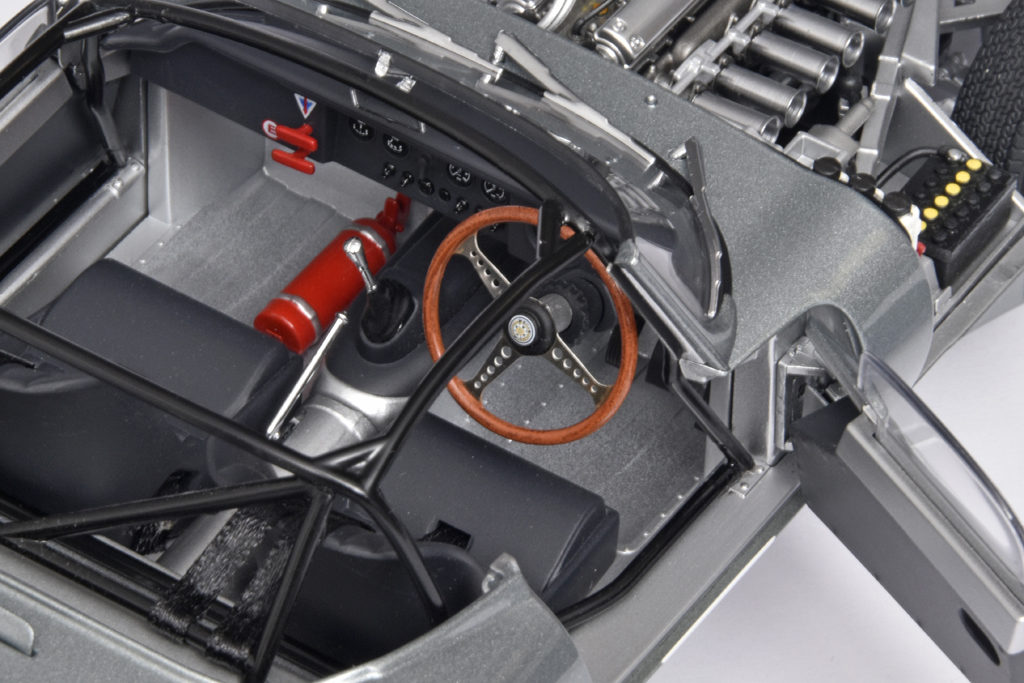 118 AutoArt Jaguar E-Type Leightweight (2015) interieur