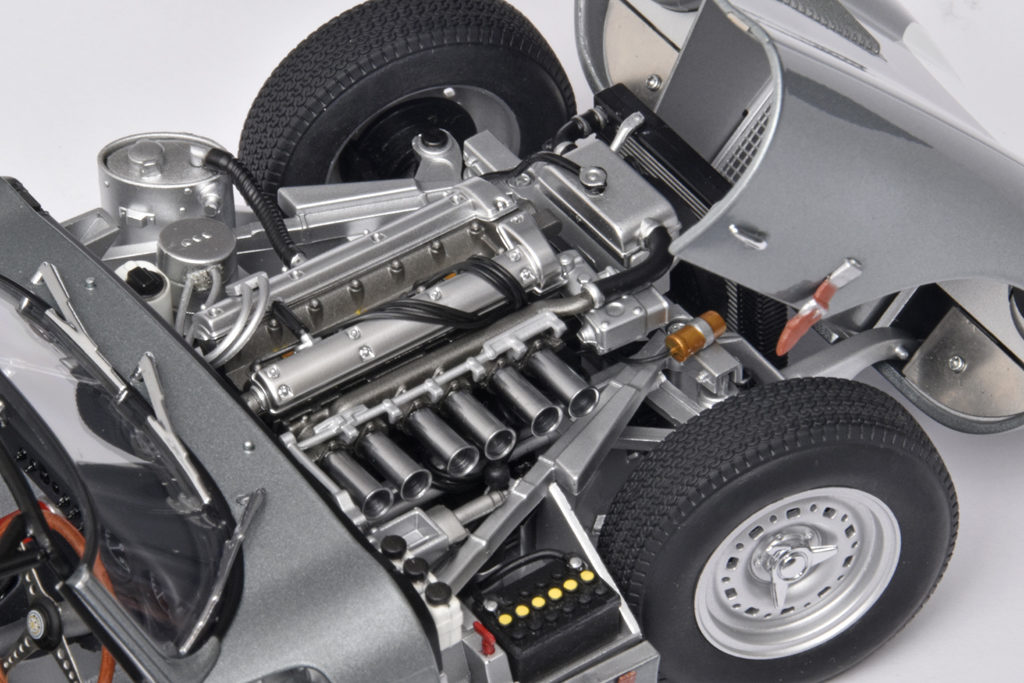 118 AutoArt Jaguar E-Type Leightweight (2015) motor