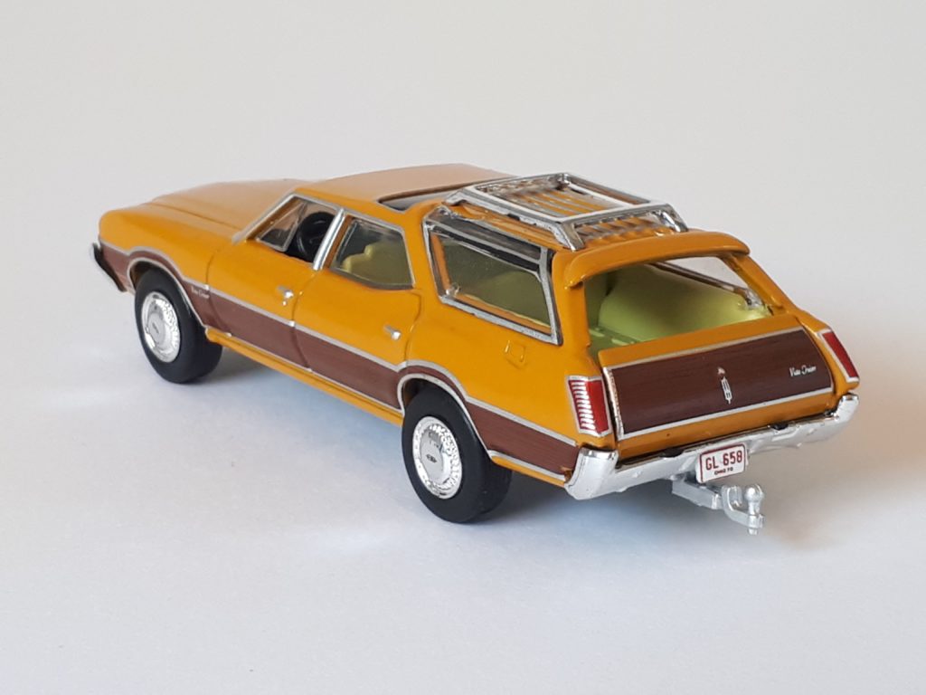 1�64 GreenLight Oldsmobile Vista Cruiser 2
