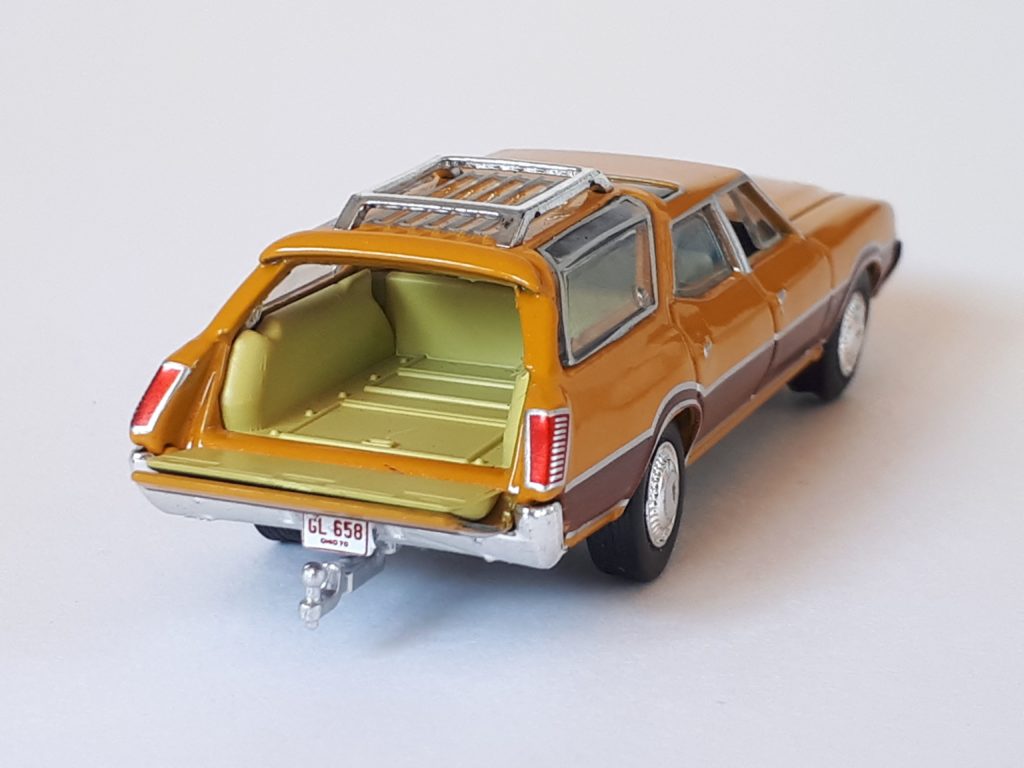 1�64 GreenLight Oldsmobile Vista Cruiser 3