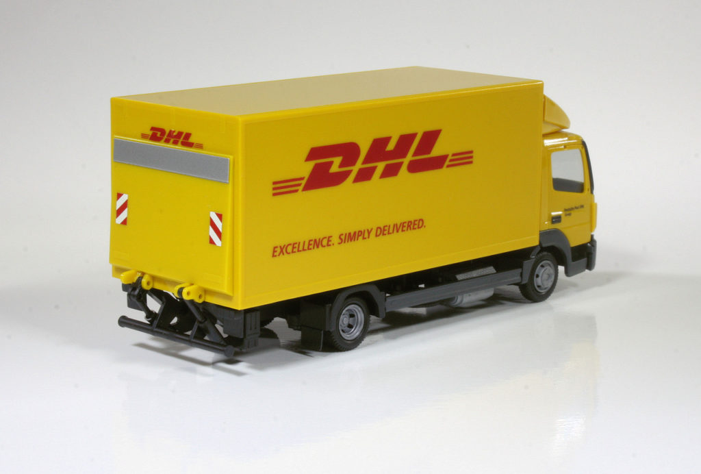187 Herpa Mercedes-Benz Atego DHL achter