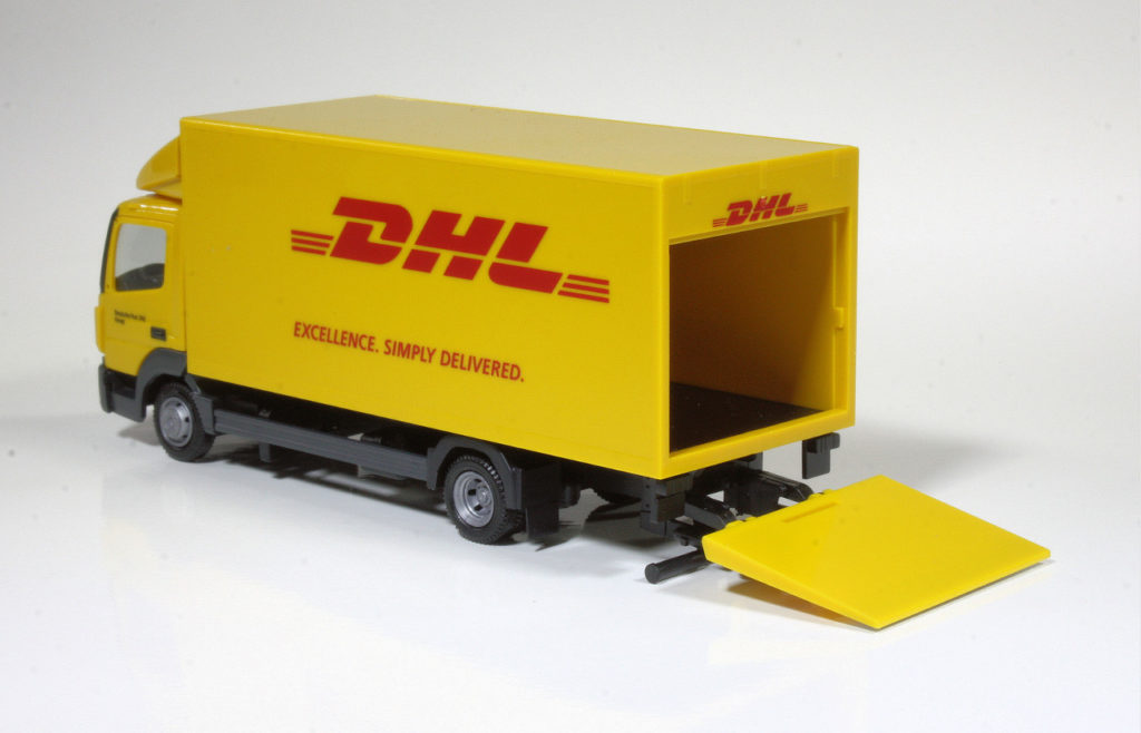 187 Herpa Mercedes-Benz Atego DHL achter open