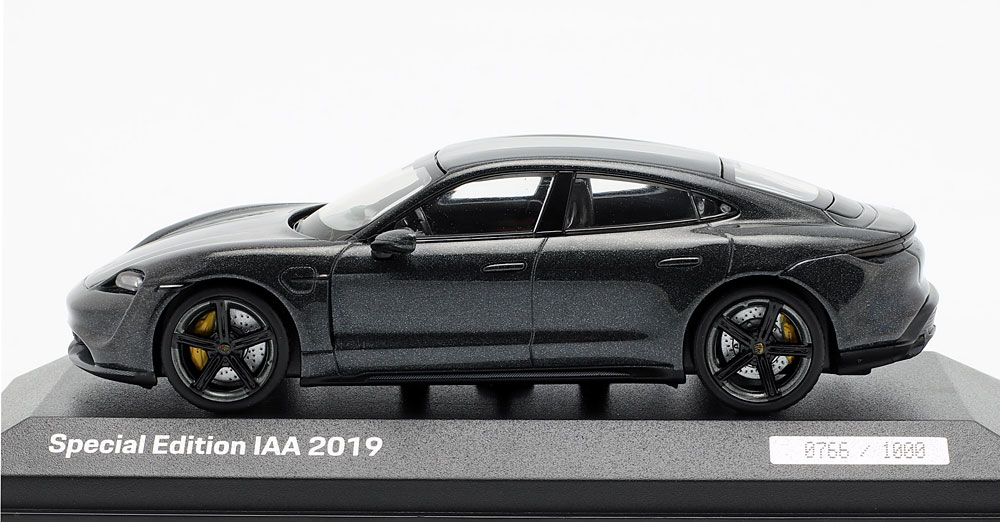 IAA-Frankfurt-Porsche-Taycan-Turbo-S-Minichamps-WAP-020-851-0L-IAA-4