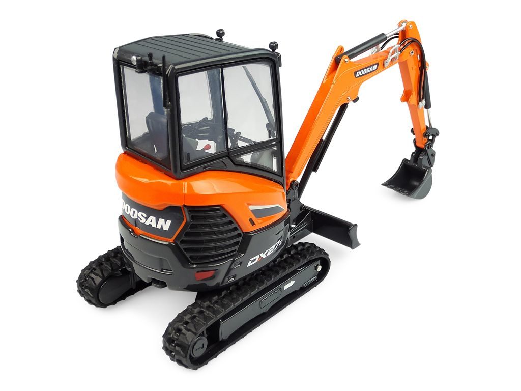 125 Universal Hobbies Doosan DX27z achter