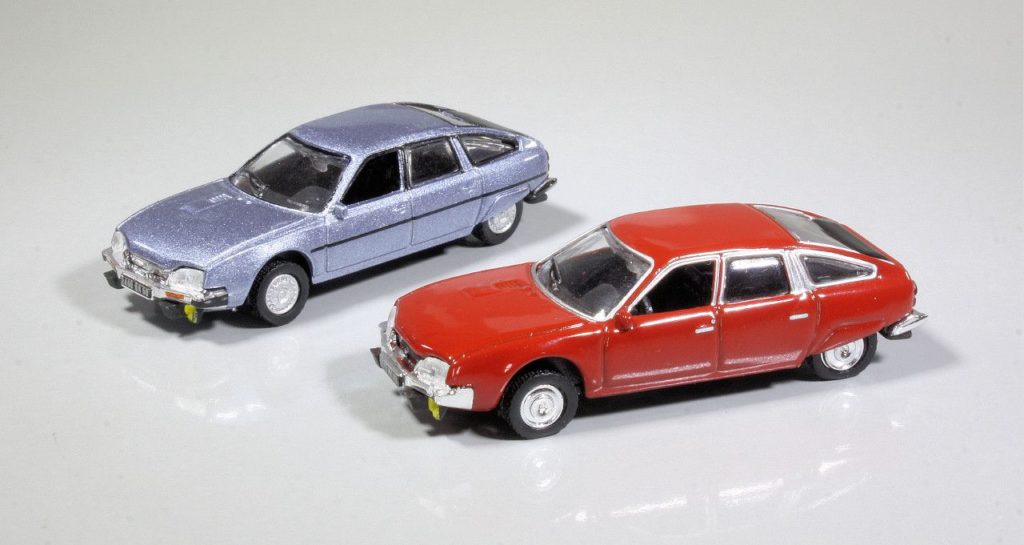 187 Norev Citroën CX 2400 GTi (1977 blauw) en CX 2000 (1975 rood)