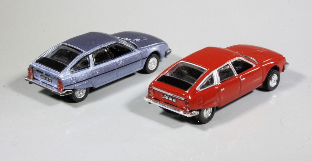 187 Norev Citroën CX 2400 GTi (1977 blauw) en CX 2000 (1975 rood) achter