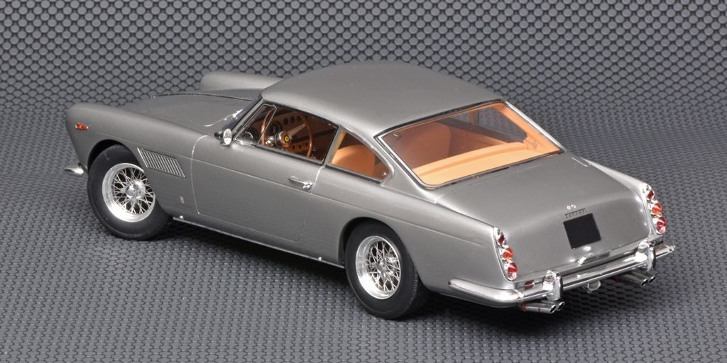 118 Matrix Ferrari GT-E 2+2 Coupe (1960) zilver achter