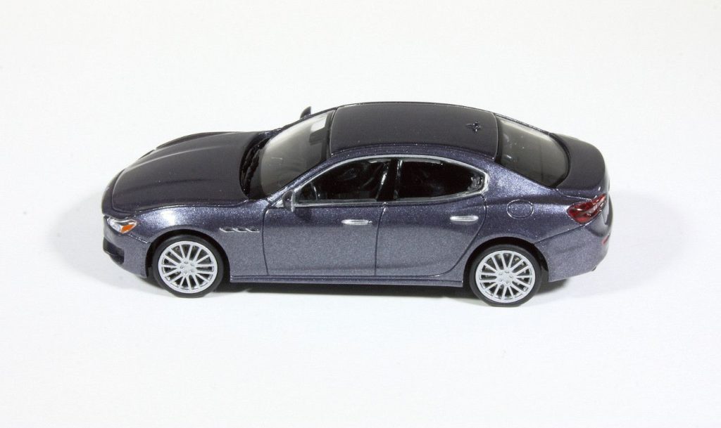 187 Minichamps Maserati Ghibli (2018) opzij