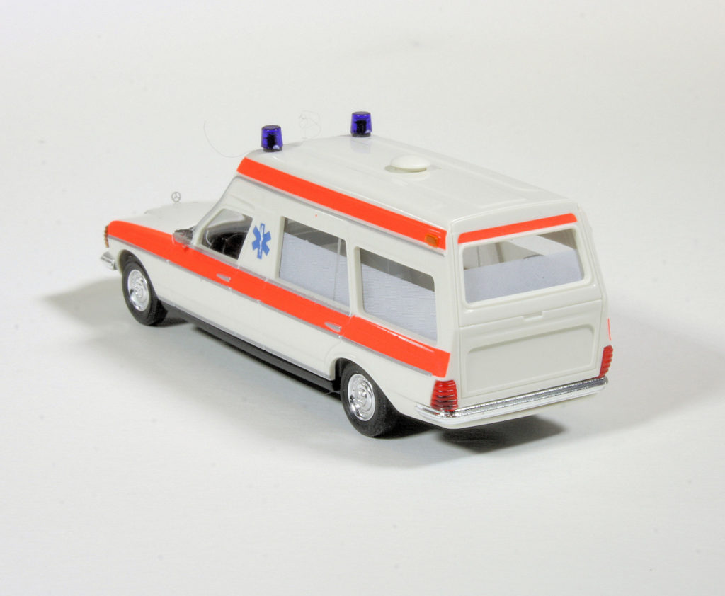 187 Busch HobbyTime Mercedes-Benz VF123 Miesen Ambulance NL links achter