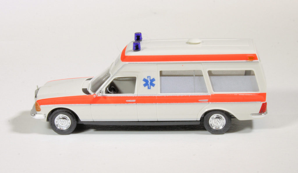 187 Busch HobbyTime Mercedes-Benz VF123 Miesen Ambulance NL opzij