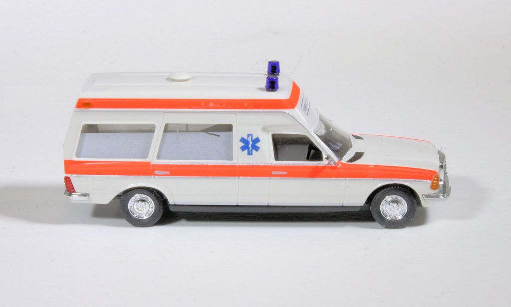 187 Busch HobbyTime Mercedes-Benz VF123 Miesen Ambulance NL opzij rechts