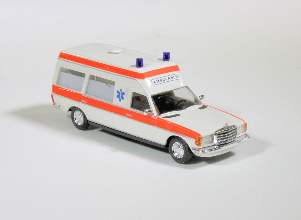 187 Busch HobbyTime Mercedes-Benz VF123 Miesen Ambulance NL rechts