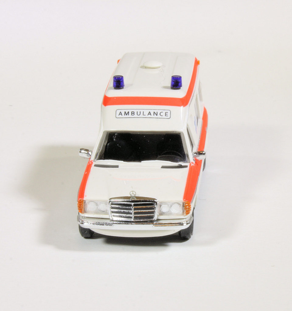 187 Busch HobbyTime Mercedes-Benz VF123 Miesen Ambulance NL voor