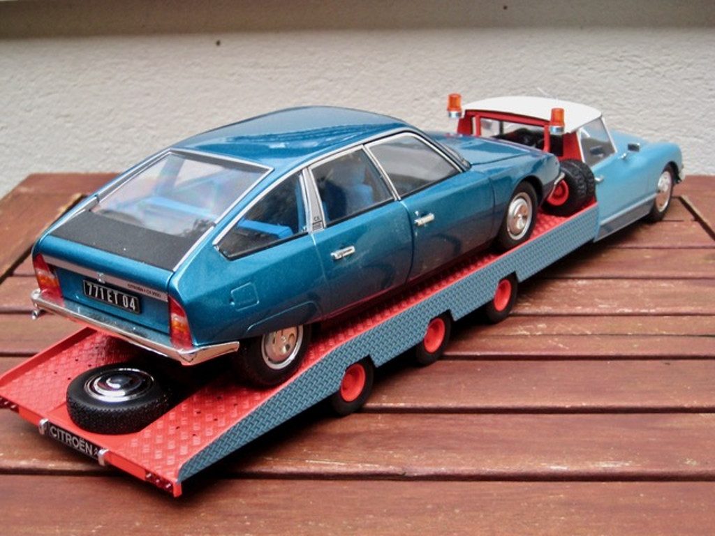 118 CMR Citroën DS 21 oprijwagen met Citroën CX achter