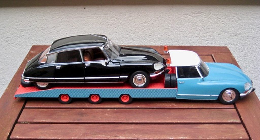 118 CMR Citroën DS 21 oprijwagen met Citroën DS opzij