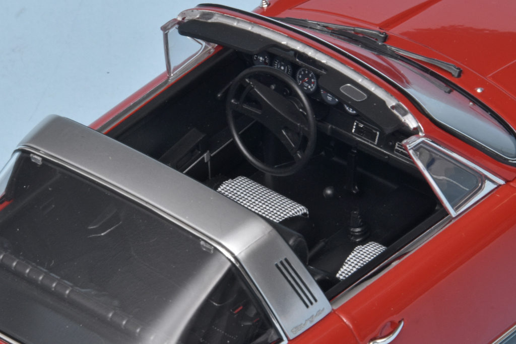 118 Norev Porsche 911T Targa (1971) interieur