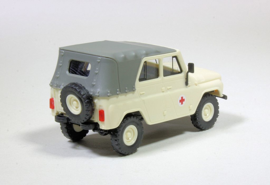 187 Busch UAZ 469 Rode Kruis achter