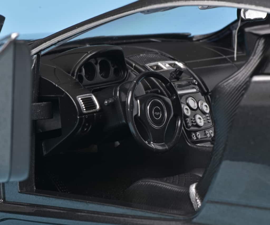 118 AW Aston Martin DBS 007 Quantum of Solace interieur