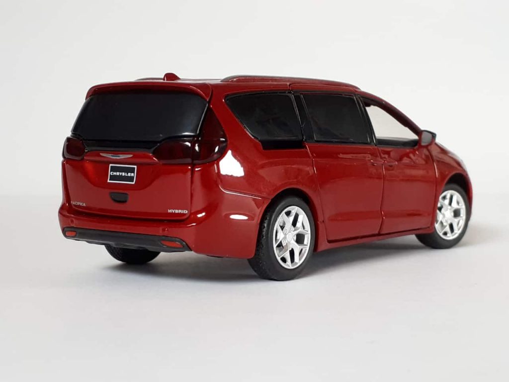 132 JackieKim Chrysler Pacifica achter