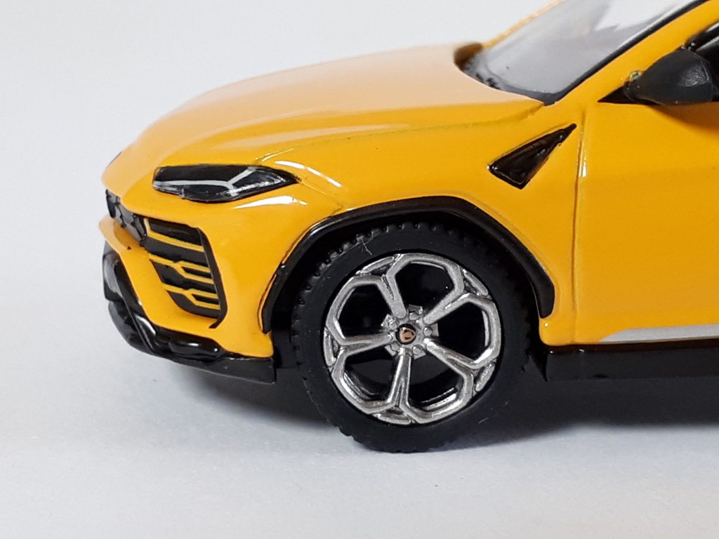 1;64 MiniGT Lamborghini Urus 4