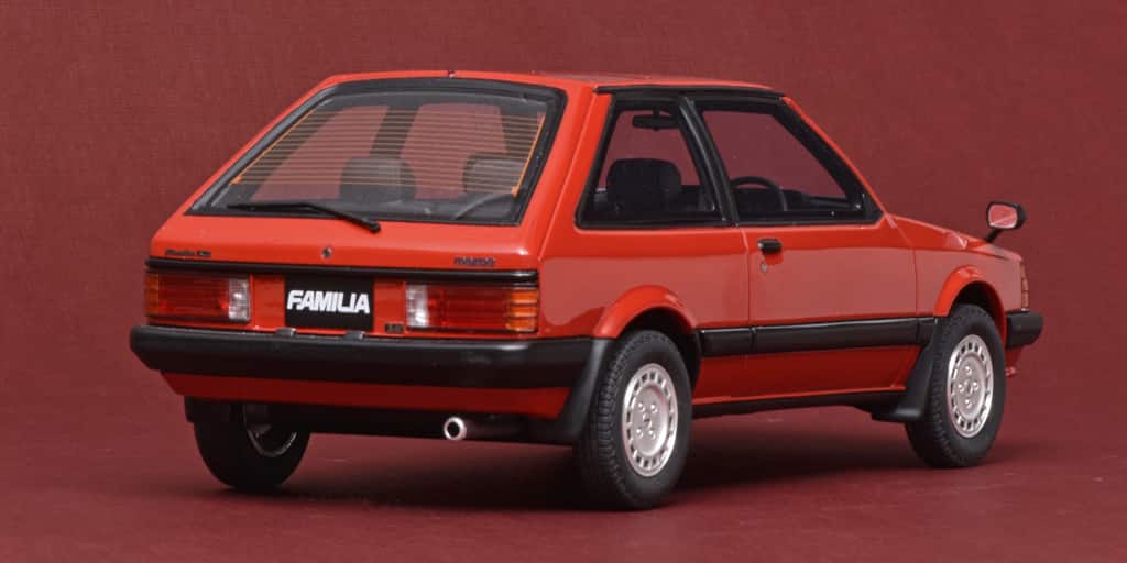 118 Kyosho Samurai Mazda Familia 323 (1980) achter
