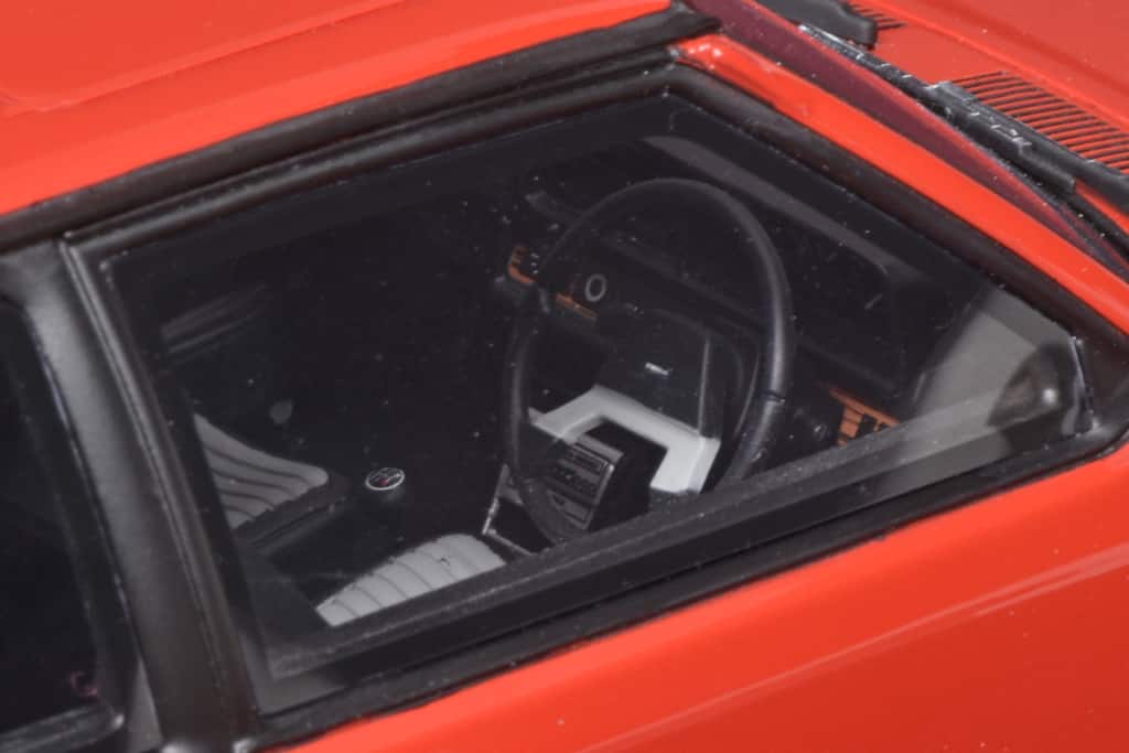 118 Kyosho Samurai Mazda Familia 323 (1980) interieur