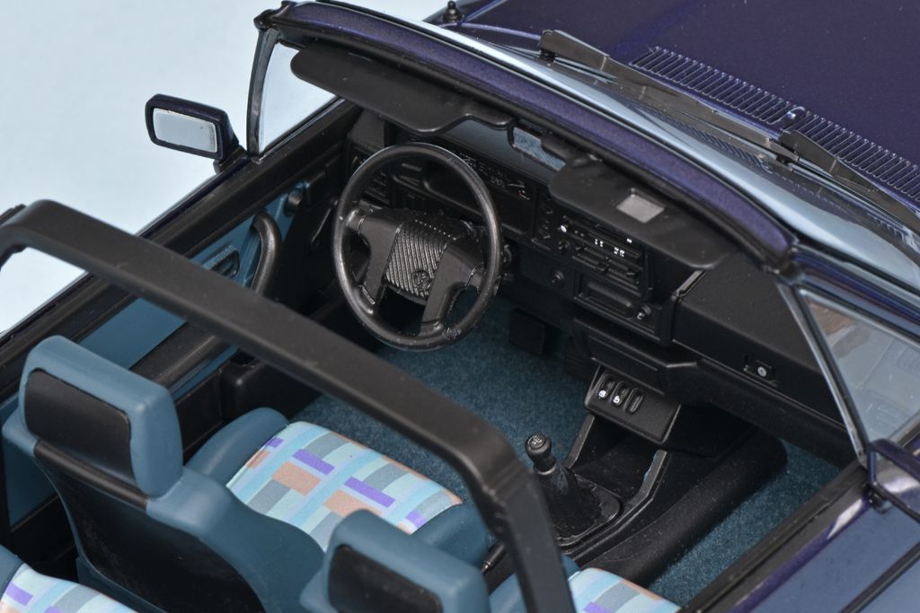 118 Norev Volkswagen Golf I cabrio Coast (1991) interieur