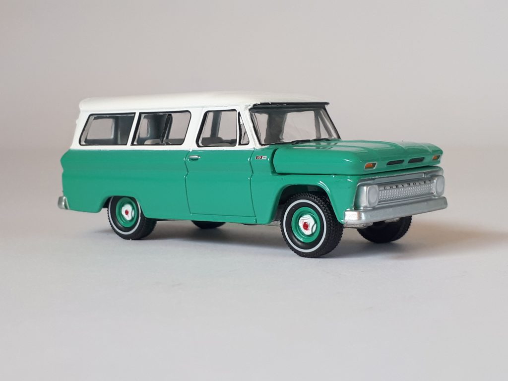 1;64 Auto World Chevrolet Suburban 1