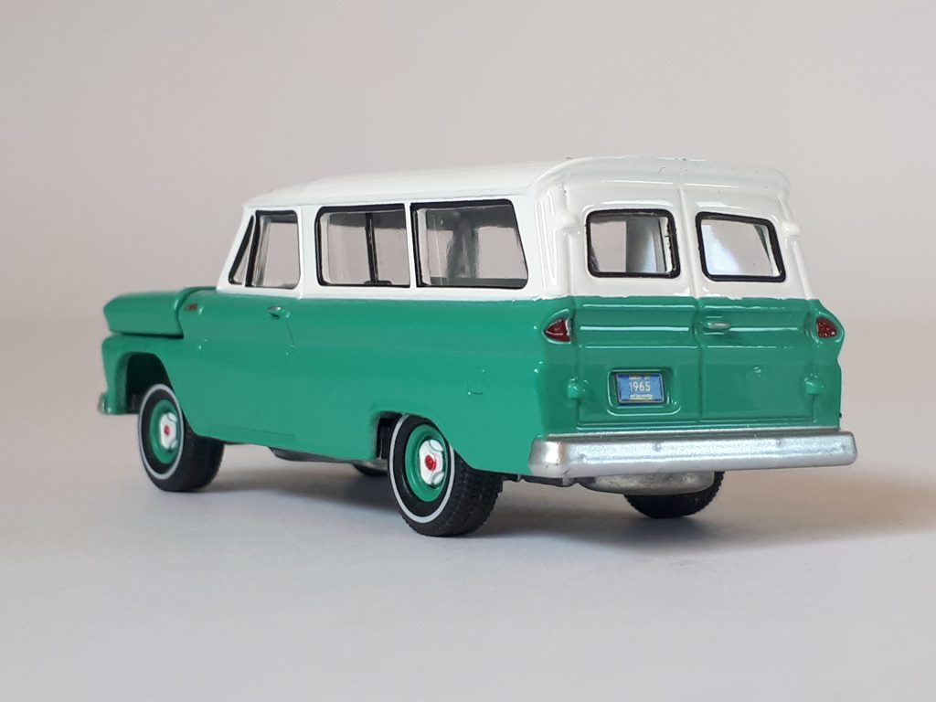 1;64 Auto World Chevrolet Suburban 2