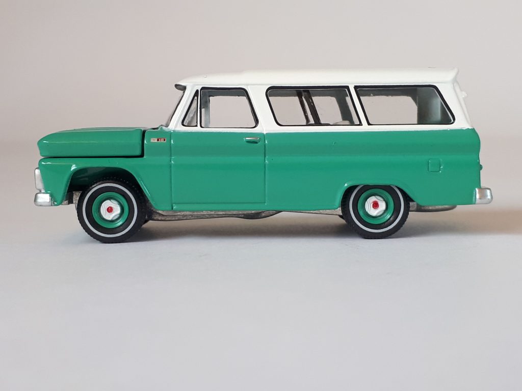1;64 Auto World Chevrolet Suburban 3