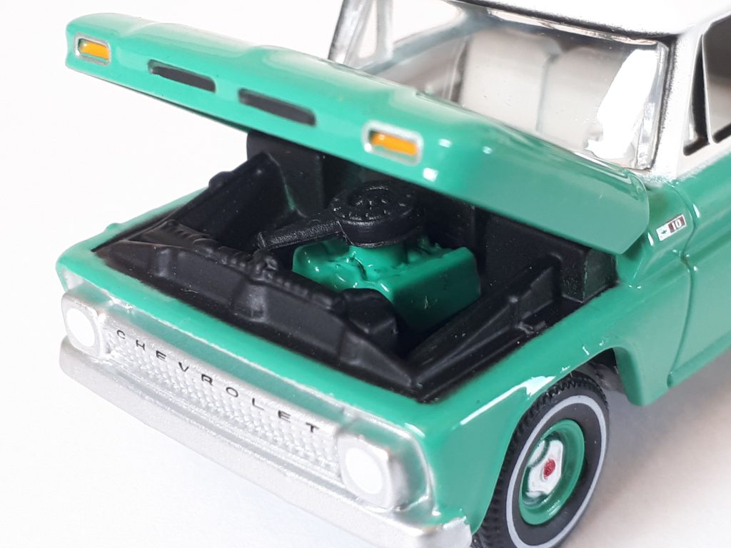 1;64 Auto World Chevrolet Suburban 4