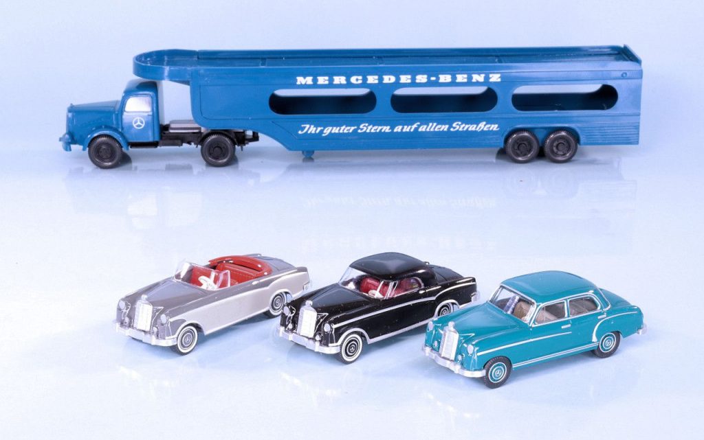 187 Wiking Mercedes-Benz autotransporter met Ponton opzij