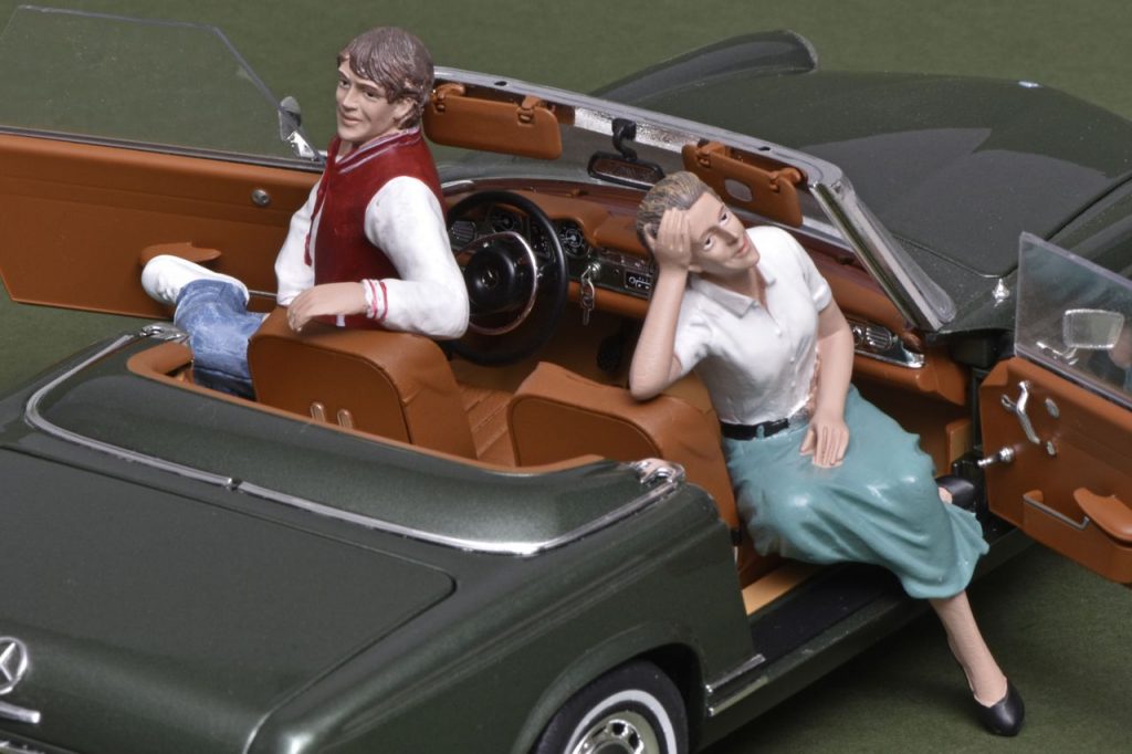 18AmDiorama-Sitting Couple-1