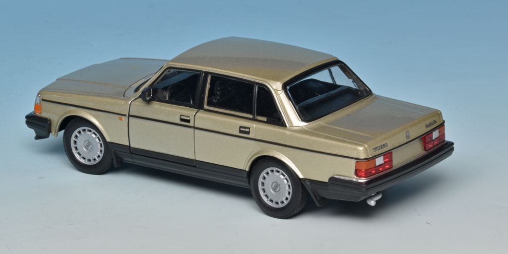 124 Welly Volvo 240 GL achter