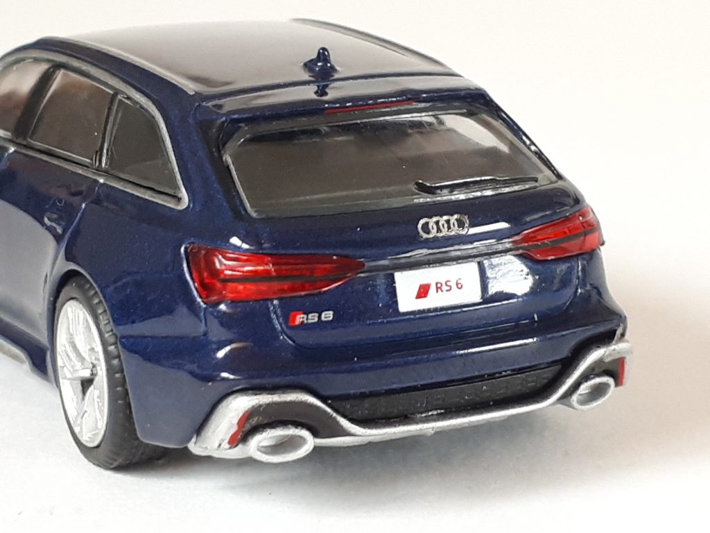 1;64 MiniGT Audi RS 6 Avant 3