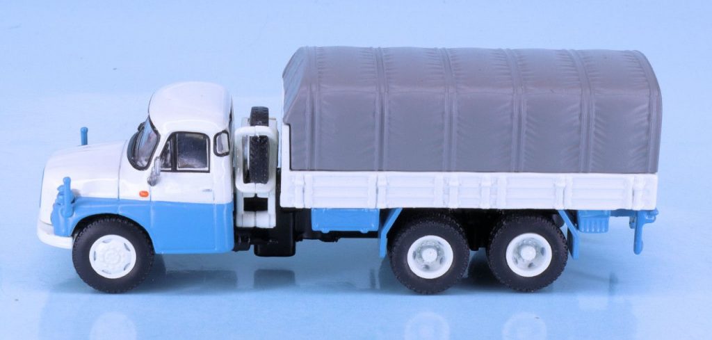 187 Schuco Tatra T 148 opzij_compressed