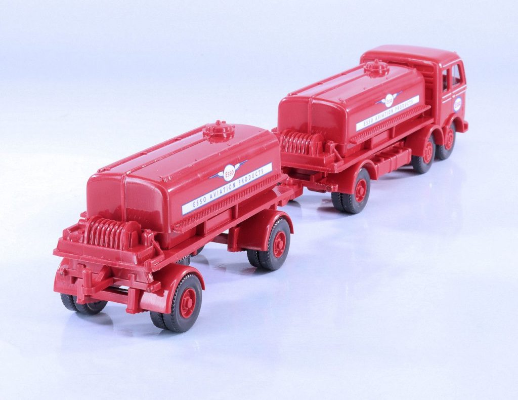 187 Wiking Mercedes-Benz LP333 Esso Aviation achter